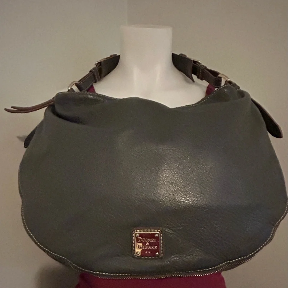 Dooney & Bourke grey leather hobo zip shoulder bag, bottom expandable to 3”